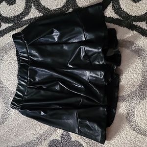 L & B wide leg shorts black faux leather szSm with ruffle